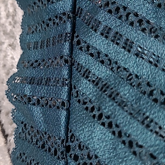 VICTORIA SECRET 2019 V CUT-OUT CHEEKY PANTIES - Picture 3 of 8